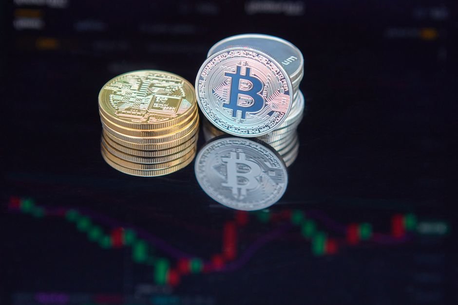 Piles de pièces de cryptomonnaie
