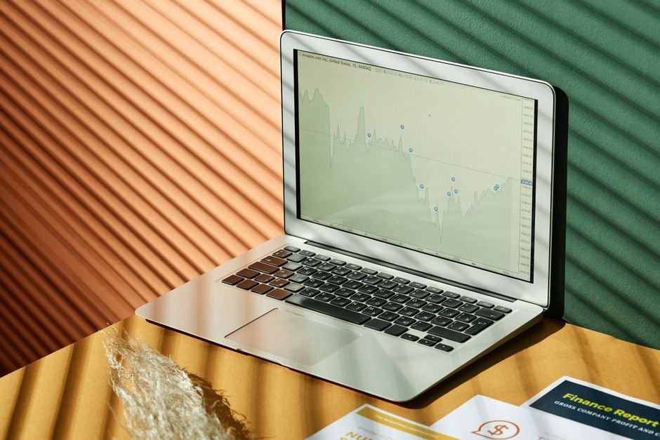 Ordinateur portable affichant des analyses financières