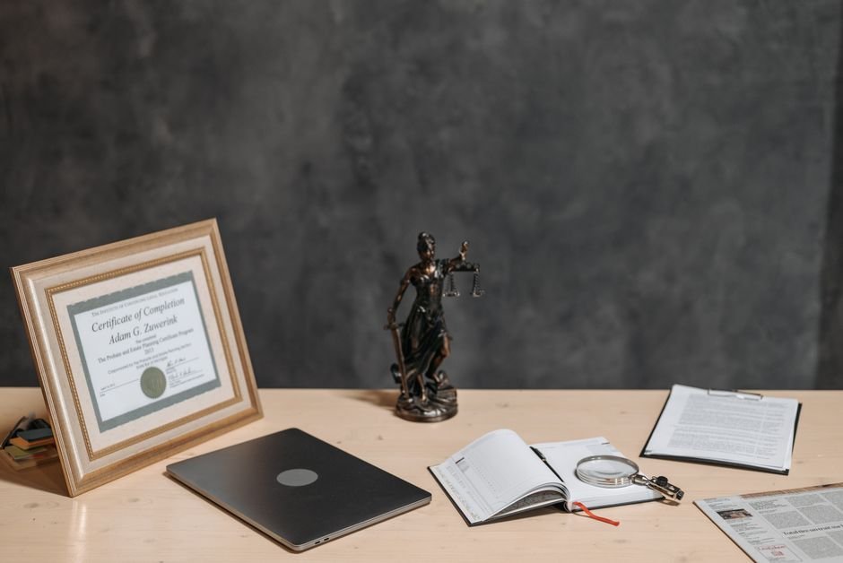Documents juridiques sur un bureau