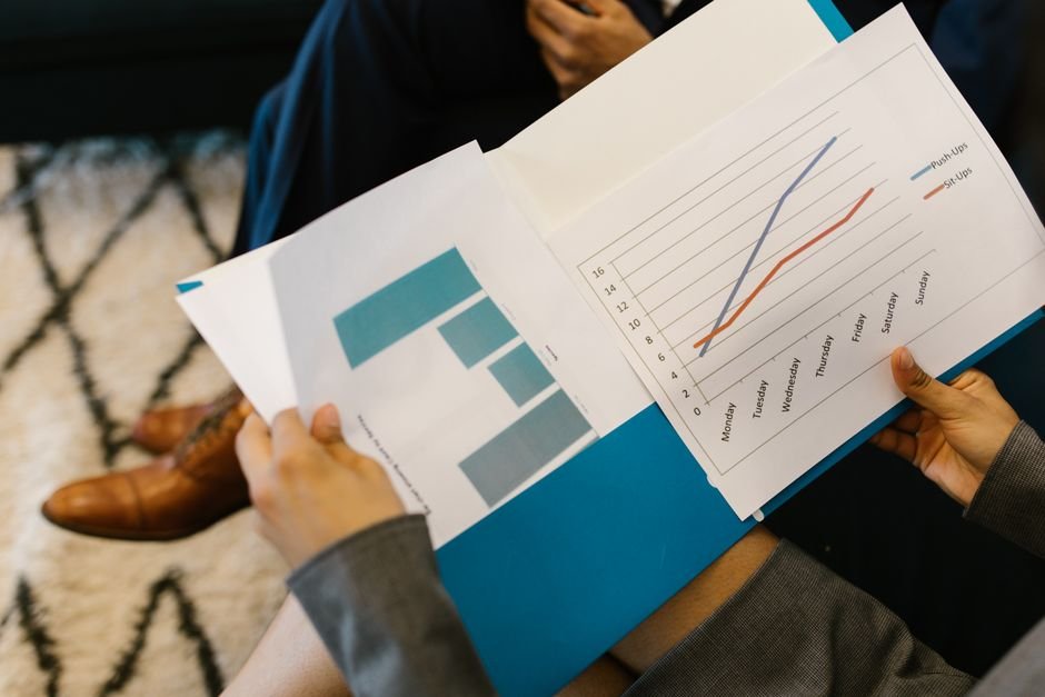 Personne tenant des documents imprimés