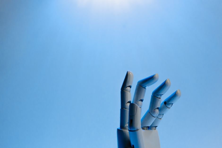 Main robotique symbolisant l'automatisation