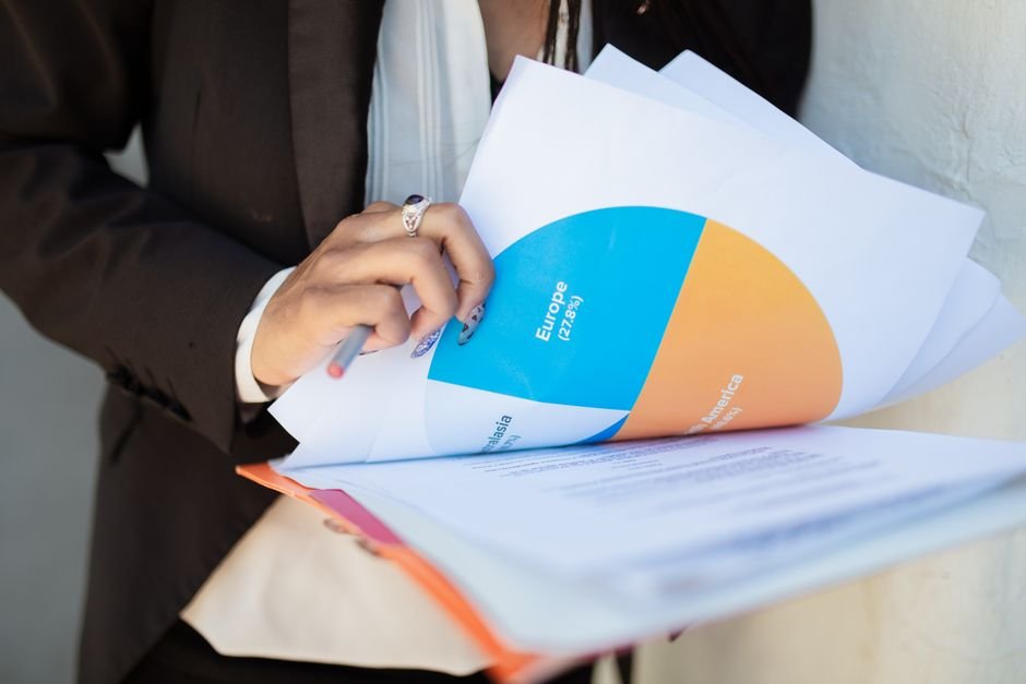 Personne tenant des documents financiers